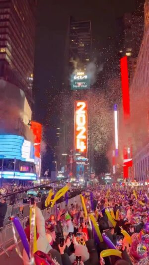 Vikas Khanna Instagram - Hello 2024. 
❤️🗽

Lots of passion, vision & hard-work in upcoming projects. 
Celebrating our cultural & culinary identity to the World. 
Creating a global community to honor & uplift our own tribes. 
Need all your blessings like always. 

So much gratitude & love for your kindness. V

WhatsApp forward. 📸
