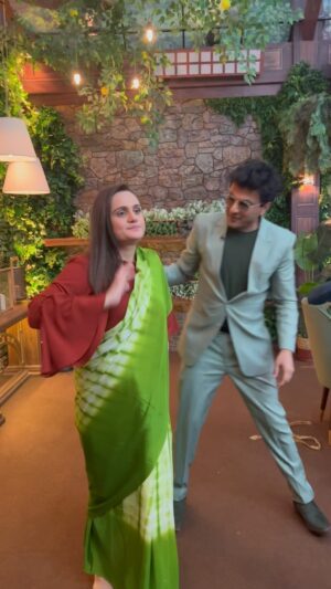 Vikas Khanna Instagram - It’s past 2 am in New York & we are still celebrating Garima Arora ⭐️❤️⭐️❤️

Sari Power. Sari Kushiyan. Sari Tarakiyan. Sari Duas are with youuuu @arorgarima 

I waited for this day for 4 decades. 

#DesiGirl #DesiPower #IndianCuisine