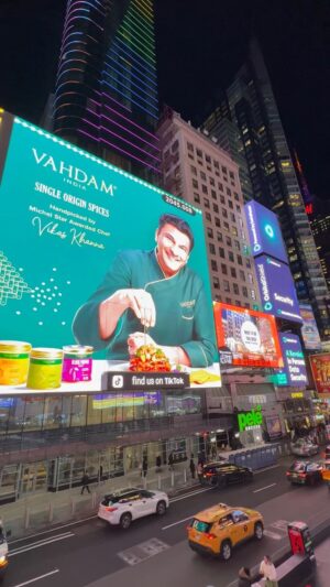 Vikas Khanna Instagram - Spreading the flavors of India around the globe……One spice at a time. ❤️

Available all over United States. 
Link in the bio…