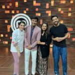 Vikas Khanna Instagram - The energy in the MasterChef India Kitchen is Infectious 👩‍🍳❤️⚡️ Lots of chai, coconut water, ghar ka khana (courtesy Pooja’s mom ) loads of fun and lots of love from the judges @vikaskhannagroup @ranveer.brar @poojadhingra and the amazing talented contestants! ⭐️🫰🏻 And of course, A CHALLENGE & and Special one because it includes MILLETS 🤫 Stay Tuned tonight on @sonylivindia to watch what unfolds 🔥🌾 #masterchefindia #sonyliv #chefschallenge #iym2023 Mumbai, Maharashtra