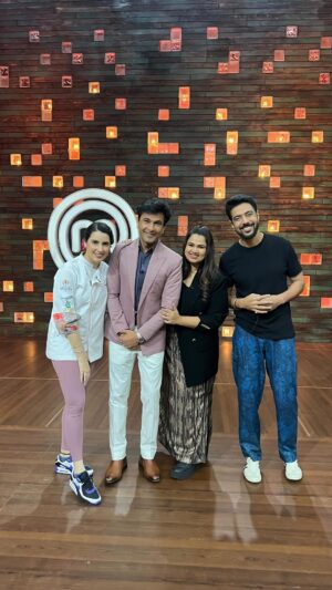 Vikas Khanna Instagram - The energy in the MasterChef India Kitchen is Infectious 👩‍🍳❤️⚡️

Lots of chai, coconut water, ghar ka khana (courtesy Pooja’s mom ) loads of fun and lots of love from the judges @vikaskhannagroup @ranveer.brar @poojadhingra and the amazing talented contestants! ⭐️🫰🏻

And of course, A CHALLENGE & and Special one because it includes MILLETS 🤫 Stay Tuned tonight on @sonylivindia to watch what unfolds 🔥🌾

#masterchefindia #sonyliv #chefschallenge #iym2023