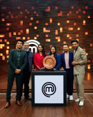 Vikas Khanna Instagram - All set to unravel the mystery?
Watch today's episode of @masterchefindiaofficial at 8pm only on @sonylivindia
.
.
.
#masterchefindia #sonyliv #newseason #vikaskhanna #poojadhingra #ranveerbrar #rakeshraghunathan #shreyaadka #chefkoushik