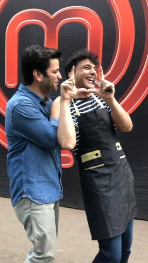 Vikas Khanna Instagram - Sending heartfelt birthday wishes to my big brother and best friend! Here's to the countless hugs and laughter we've shared. Happy Birthday Big Bro! 🥳❤️ @vikaskhannagroup 

#vikaskhanna #chefkunal #happybirthday #bigbrother #brother #bro #bestfriend #friends #food #laugh #happyfaces #wishes #birthday #birthdaywishes #chefs #masterchef #wishes #happytimes #indianchefs #brother