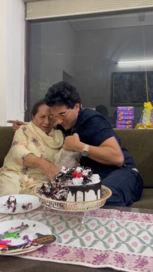 Vikas Khanna Instagram - After 23 years, celebrated my Birthday in my home in Amritsar. 
And of course my Plumie has stolen my heart & my Mom also. 🤣❤️🤣❤️🤣