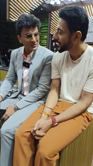 Vikas Khanna Instagram - Aaj mere dost ka nhi...mere bhai ka birthday hai...Happy Birthday bro!!! May you keep soaring to greater heights...
.
.
.
#birthday #chef #vikas #chefvikas #ranveerbrar #birthdaywishes