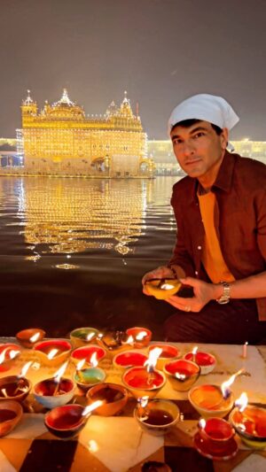 Vikas Khanna Instagram - Best wishes from the sacred place that gave me my identity & my love for cooking & feeding people. 

I hope I can be worthy of calling myself the son of India one day. ❤️🙏🏽

Happy Diwali from The Golden Temple.