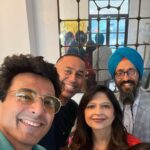 Vikas Khanna Instagram - Nisha Mathur from Sony TV, sits down with director Vishavjit Singh who brings you his touching and exhilarating story - "American Sikh” - now an Oscar-qualified short produced by Oscar winning producer Guneet Monga Kapoor and Michelin star chef and filmmaker Vikas Khanna! Manhattan, New York