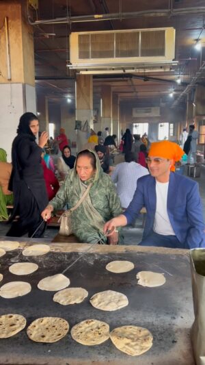 Vikas Khanna Instagram - We were doing trials of breads for @bungalowny & I heard this line. It me hard by its truth. 

So so true. 
Chalo iss pardes ne kam se kam yeh toh sikha diya hai ki gahoon main kabhi zaika tha hi nahin. Rootiyon ki woh mithaas woh mere Maa kay haath ki thi. 

Living in the foreign land has taught me atleast this much that there is no flavor in the flour. The sweetness of the breads came from my Maa’s hands.