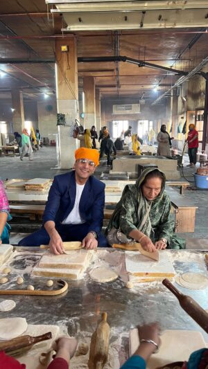 Vikas Khanna Instagram - Before we start feeding the World at @bungalowny starting Mar 23rd, I am visiting my hometown Amritsar to seek the blessings of the divine. 

The is the holy city that blessed me to be a chef & taught me the true meaning of food. 

#NewBeginnings 
#Bungalow

35 Days To Go!