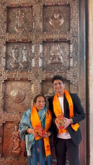Vikas Khanna Instagram - Blessed by the divine as we begin our journey of @bungalowny on Mar 23. 
Humbled to touch & cook in the utensils that serve thousands of souls everyday at Durgiana Mandir. 
🎥 @hkphotographybygobind 

36 Days To Go!