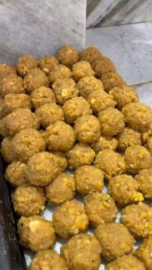 Vikas Khanna Instagram - Indian sweets are so delicious but also require a lot of technique, practice and skill. 
I have so so much respect for halwais who make them. 

Someone sent me this video & my heart stopped. 
This is from Ayodhya where chefs are cooking 151 Quintal….about 33,000 pounds of batch of Ladoos. 
33,000 pounds…….

So much love & respect. ❤️❤️