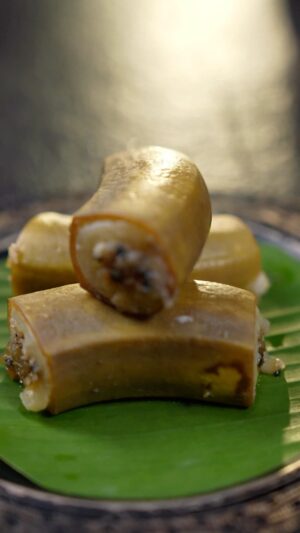 Vikas Khanna Instagram - Many years ago, I think 2013 Lata ji invited me to Prabhu Kunj, she asked me to cook prasad for the prayers. 

My heart’s wish was granted. ❤️
I steamed baby bananas stuffed with jaggery-coconut-cardamom-sesame seeds. 

As we are celebrating her legacy in Ayodhya, I wanted to share the simple recipe that Didi loved.