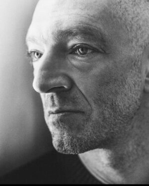 Vincent Cassel Instagram - Ptérodactyle inquiet mais heureux
#impossiblenestpasfrancais❤️