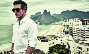 Vincent Cassel Instagram - Viver na França é bom, mas é uma merda. Viver no Brasil é uma merda, mas é bom. @jobimoficial 🤭
#🇫🇷❤️💚🇧🇷