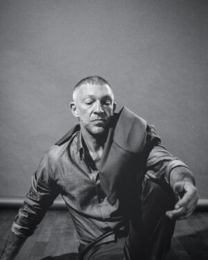 Vincent Cassel Instagram - …Les gens s’y voient comme dans une flaque d’eau, ça leur renvoie un triste reflet mais est-ce ma faute?