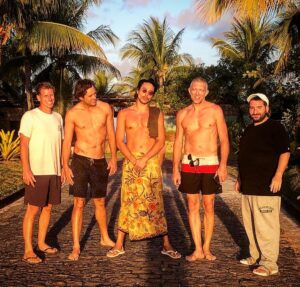 Vincent Cassel Instagram - HomoFoil crew
@takumaconcept #foilsurfing #lifeisabeachandthenyoudie #felizanonovo2020 #pazeamor❤️