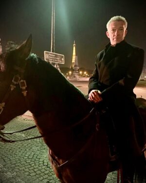 Vincent Cassel Instagram - Parisian cowboy

@lestroismousquetaireslesfilms 
2 millions déjà 🙏🏼🙏🏼