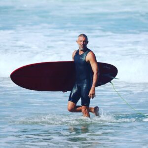 Vincent Cassel Instagram - Last waves of the summer
@joshhallsurfboards @hoalen #goofy4life 📸 @mathieuthoisy