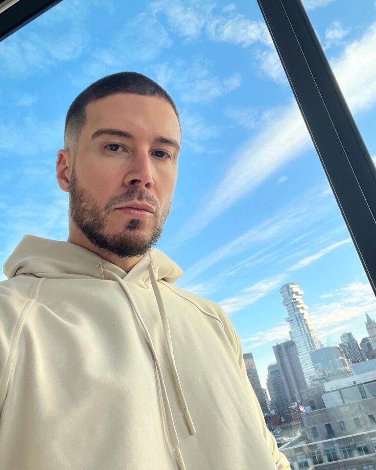 Vinny Guadagnino Instagram - I know I’m the last person you want to hear from, but this weather got me thinking about how cold my life is without you . You don’t have to respond.. send your mother my love. Antarctica