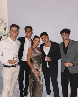 Virgínia Wanderley Instagram - A noite mais importante da adolescência da minha pequena foi perfeita! 🤍🌼 feliiiz demais por você, Lu!