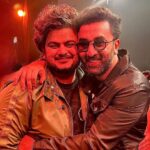 Vishal Mishra Instagram - #PehleBhiMain Tumse Mila Hu❤️ #RanbirKapoor Se Milkar Aisa Hi Laga. #Unnao Me Tha Jab Rockstar Aayi Thi.Kuch Tha Nahi Par Bohot Saare Khwaab The Jinme Se Ek Ye Bhi Tha Ki Kabhi Ap Jaise Artist Ke Sath Apni Art Share Karu & See Where Life Brings Us 🎶Thank you for your warmth Ranbir. You Are A 💎 #Animal on 1st #December