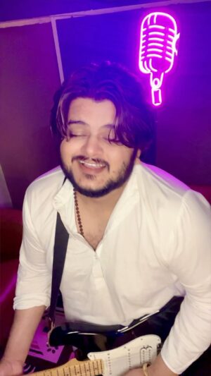 Vishal Mishra Instagram - Teri Ye Ada #Janiye 💕 
You all wanted me to make a #studioversion , so here it is❤️ thank you your insane love always🫰🏼🎶
.
.
#reels #instareels #vishalmishra
