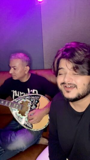 Vishal Mishra Instagram - Tu Khayal Tere Rakhna …💔This raw version is for you all ❤️ #zihaalemiskin 
Itni Mohhabat ke liye Shukriya !!
With one & only dada @mandolintapas 🪕 
.
.
#reels #vishalmishra #instareels #teamwork