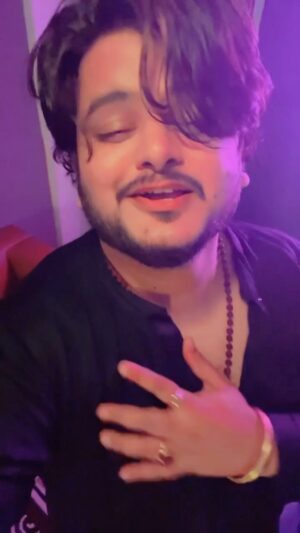 Vishal Mishra Instagram - Mai Dil Ko Samjha Lunga Tu Khayal Tera Rakhna..💔 #zihaalemiskin trending number 1 🎶 Puri Team Apki Shukraguzaar Hai.❤️ Keep playing keep loving ..
.
.
#VishalMishra #Reels #InstaReels #JavedMohsin #ShreyaGhoshal #kunaalverma #ZihaalEMiskin #rohitzinjurke #nimritahluwalia