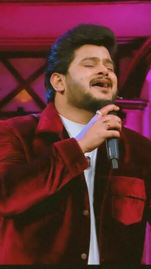 Vishal Mishra Instagram - Really enjoyed Singing with @kapilsharma paji 🎵❤️ 
.
Soniye Je Tere Naal By #ustadhussainbakshgullo 🙏🏽
.
#Reels #InstaReels #KapilSharma #VishalMishra #tkss