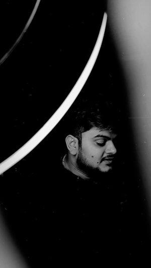 Vishal Mishra Instagram - Just an empty audio note , love the song & I love you all ❤️‍🩹 Good Night . 
.
#nadeemshravan #anandbakshi #kumarsanu 
.
#VishalMishra #Reels #Instareels