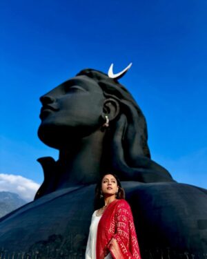 Vithika Sheru Instagram - Mesmerizing creation by @isha.foundation @adiyogi.official 

PC - @yadhaarth9 

Customized outfit by - @anasuyacouture