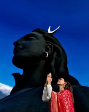 Vithika Sheru Instagram - Mesmerizing creation by @isha.foundation @adiyogi.official 

PC - @yadhaarth9 

Customized outfit by - @anasuyacouture