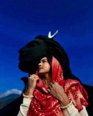 Vithika Sheru Instagram - Mesmerizing creation by @isha.foundation @adiyogi.official 

PC - @yadhaarth9 

Customized outfit by - @anasuyacouture
