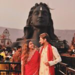 Vithika Sheru Instagram - ఓం నమః శివాయ 🙏🏽 మీకు మీ కుటుంబానికి శివరాత్రి శుభాకాంక్షలు ❤️ #sivaratri2024 #ishafoundation #adiyogi #sadguru Varun outfit - @riya_designing_studio Adiyogi Shiva statue