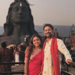 Vithika Sheru Instagram - ఓం నమః శివాయ 🙏🏽 మీకు మీ కుటుంబానికి శివరాత్రి శుభాకాంక్షలు ❤️ #sivaratri2024 #ishafoundation #adiyogi #sadguru Varun outfit - @riya_designing_studio Adiyogi Shiva statue
