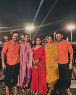 Vithika Sheru Instagram - ఓం నమః శివాయ 🙏🏽 
మీకు మీ కుటుంబానికి శివరాత్రి శుభాకాంక్షలు ❤️ 
#sivaratri2024 #ishafoundation #adiyogi #sadguru

Varun outfit - @riya_designing_studio