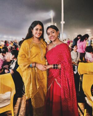 Vithika Sheru Instagram - ఓం నమః శివాయ 🙏🏽 
మీకు మీ కుటుంబానికి శివరాత్రి శుభాకాంక్షలు ❤️ 
#sivaratri2024 #ishafoundation #adiyogi #sadguru

Varun outfit - @riya_designing_studio