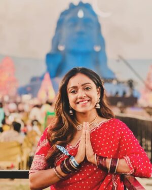 Vithika Sheru Instagram - ఓం నమః శివాయ 🙏🏽 
మీకు మీ కుటుంబానికి శివరాత్రి శుభాకాంక్షలు ❤️ 
#sivaratri2024 #ishafoundation #adiyogi #sadguru

Varun outfit - @riya_designing_studio