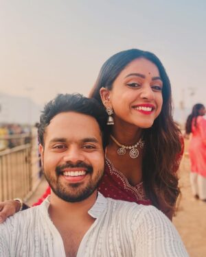 Vithika Sheru Instagram - ఓం నమః శివాయ 🙏🏽 
మీకు మీ కుటుంబానికి శివరాత్రి శుభాకాంక్షలు ❤️ 
#sivaratri2024 #ishafoundation #adiyogi #sadguru

Varun outfit - @riya_designing_studio