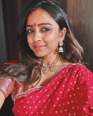 Vithika Sheru Instagram - ఓం నమః శివాయ 🙏🏽 
మీకు మీ కుటుంబానికి శివరాత్రి శుభాకాంక్షలు ❤️ 
#sivaratri2024 #ishafoundation #adiyogi #sadguru

Varun outfit - @riya_designing_studio