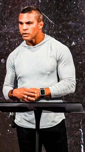 Vitor Belfort Instagram - Nossa luta contra o mal é constante, precisamos começar nossa luta cuidando do nosso corpo primeiro, alimente-se bem e exercita-se , seja um guerreiro (a) e vá a luta diária como um campeão. Cuide de sua casa, cuide dos seus!

Comenta aí o que você acha, vale a pena abrir mão das tentações ?

Quer assistir o vídeo na íntegra?
Acesse o canal no YouTube, link na bio e no Stories 
https://youtu.be/GPoiSQHGqlM

Forte abraço 

#motivação #luta #alimente #exerciciofisico #pazdeespírito #jesus #constancia