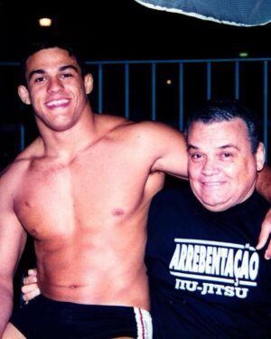 Vitor Belfort Instagram - Passa para o lado pra ver como foi que eu cheguei ao UFC. 

Eu era muito jovem, mas além de ter alguém muito especial que acreditava em mim, eu mesmo já tinha uma mentalidade de campeão.

Nunca pisei no ringue achando que ia perder, mas sempre estive preparado caso isso acontecesse e é assim que você deve encarar seus desafios!

//

Swipe to see how I got to UFC.

I was very young, but in addition to having someone very special who believed in me, I already had a champion mentality.

I never stepped into the ring thinking I was going to lose, but I was always prepared if that happened and that's how you should face your challenges!

#fight #ufc #mma #boxe #warrior #champion #belfortclub #life #motivation #champion