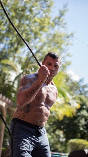 Vitor Belfort Instagram - Para finalizar a semana bem, com um treino de corda, você já conhecia esse treino?