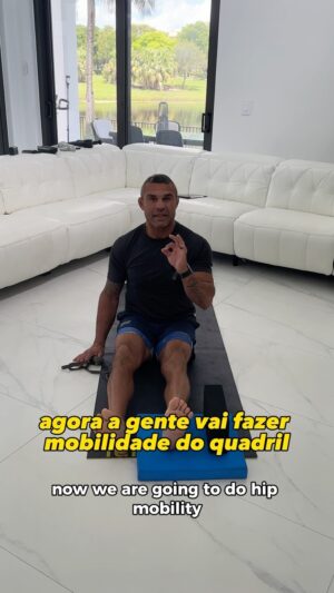 Vitor Belfort Instagram - Trouxe aqui dois exercícios de mobilidade do quadril para ajudar vocês que estão com dor nessa região!

São simples e vocês podem fazer na sala, no quarto e até mesmo na academia antes do treino de vocês!

O corpo é o seu primeiro lar, mantenha o foco em manter seu corpo funcional! 
E se quiser mais dicas, exercícios e treinamento, aperta no link da bio e vem para o Belfort Club 👊🏻
//
I brought here two hip mobility exercises to help those of you who have pain in this region!

They’re simple and you can do them in your living room, bedroom and even at the gym before your workout!

The body is your first home, stay focused on keeping your body functional!
And if you want more tips, exercises and training, press the link in bio and come to Belfort Club 👊🏻
#vitorbelfort #belfortclub #lifestyle #mindset #belforttraining #mobility