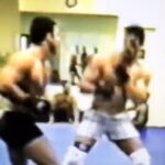 Vitor Belfort Instagram - Que relíquia! Grão mestre Carlson Gracie puxa o treino de vale-tudo para a estreia de @vitorbelfort no UFC, em 1996. De sungão preto, o professor GMI @rmedeirosbjj fomenta a movimentação de Vitinho desferindo socos e entradas de queda. Inspire-se neste vídeo histórico, amigo leitor, e vá treinar com muita disposição e sagacidade. Oss! 🇺🇸 @vitorbelfort and @rmedeirosbjj training, under GM Carlson Gracie supervision, for Vitor UFC debut, 1996. Oss! #jiujitsu #valetudo #mma #ufc #vitorbelfort #rodrigomedeiros #carlsongracie #oss #brazilianjiujitsu #selfdefense #bjj #ibjjf #relíquia #disposição #ultimatefighting