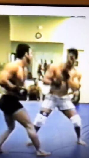 Vitor Belfort Instagram - Que relíquia! Grão mestre Carlson Gracie puxa o treino de vale-tudo para a estreia de @vitorbelfort no UFC, em 1996. De sungão preto, o professor GMI @rmedeirosbjj fomenta a movimentação de Vitinho desferindo socos e entradas de queda. Inspire-se neste vídeo histórico, amigo leitor, e vá treinar com muita disposição e sagacidade. Oss!

🇺🇸 @vitorbelfort
and @rmedeirosbjj training, under GM Carlson Gracie supervision, for Vitor UFC debut, 1996. Oss! 

#jiujitsu #valetudo #mma #ufc #vitorbelfort #rodrigomedeiros #carlsongracie #oss #brazilianjiujitsu #selfdefense #bjj #ibjjf #relíquia #disposição #ultimatefighting