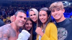 Vitor Belfort Instagram - Dia de relembrar esse conversa com o querido @pedrobial 

Como é bom olhar com carinho a nossa trajetória e entender que de um modo geral faz parte dos planos de Deus. 

Que esse foi o caminho que hoje nos possibilita estar aqui e a cada dia, cada nova conversa com vocês saber que estamos incentivando e apoiando a mudança na vida de cada um, que a cada novo insight que temos e aqui compartilhamos tocamos com palavras de incentivo o coração de alguém.

De algum modo já te ajudamos? Comenta aqui 👇🏻🤩🤩