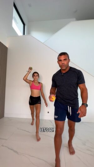Vitor Belfort Instagram - Você que trabalha muito tempo na frente do computador ou passa muito tempo sentado, dirigindo, vem comigo e com a @kyarabelfort fazer esses exercícios com a bolinha 🎾. Tenho certeza que vai te ajudar muito!

⚠️Recado importante: o Belfort Training tá no ar cheio de treinos só com o peso do corpo pra você fazer em casa! Mesma metodologia das minhas academias nos Estados Unidos 🇺🇸 e treinos montados pelos melhores profissionais.

O link para ter acesso tá na BIO