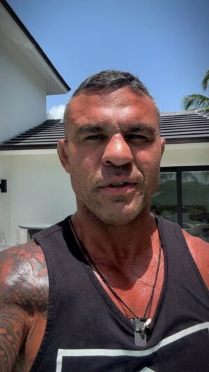 Vitor Belfort Instagram - Se afaste de quem só alimenta o EGO do mal. Que além de não ajudar os outros, quer que você se iguale a ele na mediocridade. 

Seja uma alavanca na vida das pessoas e vença com honra 💪🏼

#mindset #warrior #mentalidade #lifestyle