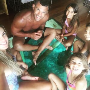 Vitor Belfort Instagram - Belfort family, antes e depois.

Essa é nossa essência. Não só falar, mas viver a nossa verdade. 
Em tempos de internet existe muita falsa verdade, e a vida não cabe nos stories. 

E você? Tem vivido sua essência? 

//

Belfort family, before and after.

This is our essence. Not only to speak but to live our truth.

In times of instagram, there is a lot of false truth, and life does not fit in the stories.

And you? Have you been living your essence?

#family #belfortfamily #mindset #lifestyle
